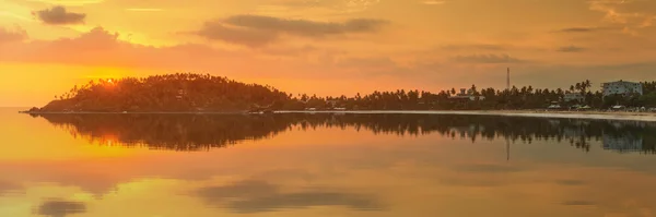 Plage tropicale romantique intacte au coucher du soleil, Sri Lanka — Photo