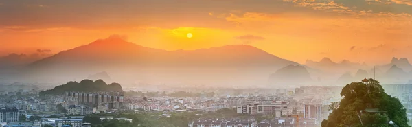 Landskap av Guilin, Li-floden och Karst bergen. Belägna nära Yangshuo County, Guangxi-provinsen, Kina — Stockfoto