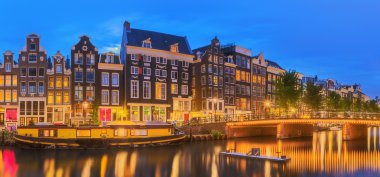 Amstel Nehri, kanallar ve gece manzarası güzel Amsterdam şehir. Hollanda
