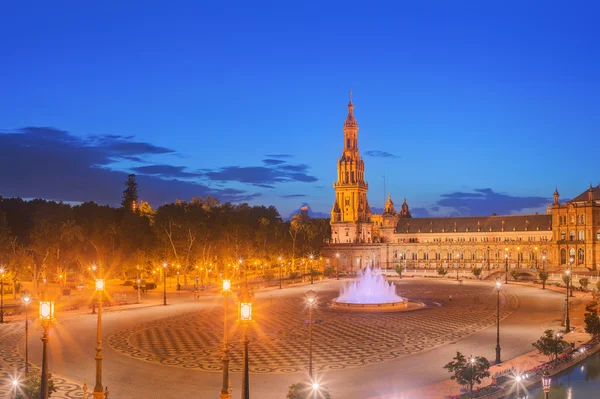 Pohled na náměstí Španělsko na západ slunce, mezník v novorenesančního stylu, Sevilla, Španělsko — Stock fotografie