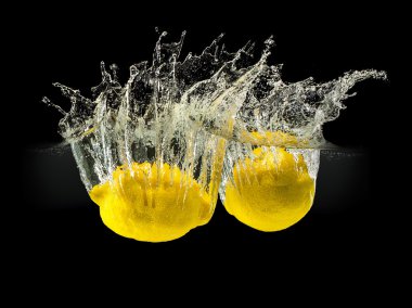 Taze meyve su sıçrama ile siyah arka plan üzerine düşen grup