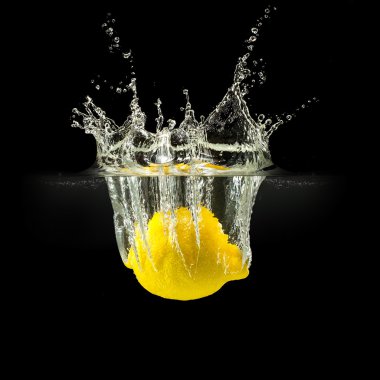 Taze meyve su sıçrama ile siyah arka plan üzerine düşen