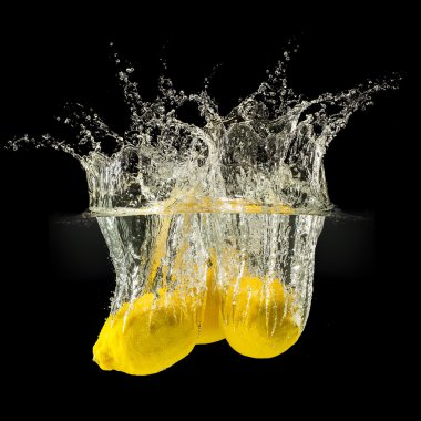 Taze meyve su sıçrama ile siyah arka plan üzerine düşen grup