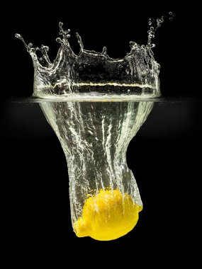 Taze meyve su sıçrama ile siyah arka plan üzerine düşen