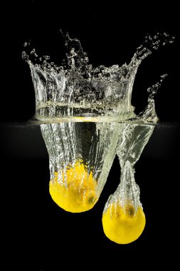 Taze meyve su sıçrama ile siyah arka plan üzerine düşen grup