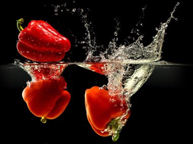 Grubunu biber su sıçrama ile siyah arka plan üzerine düşen