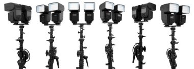 Beyaz arka planda izole edilmiş tripod tutacağında 2 Speedlight parlıyor..