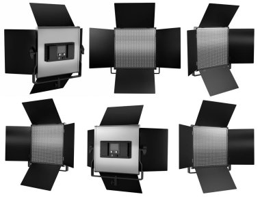 Fotoğraf stüdyosu, beyaz perdeli bir standın üzerine ışık tuttu..