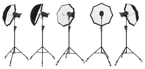 摄影演播室灯台，闪光灯和雨伞与白色隔离 — 图库照片