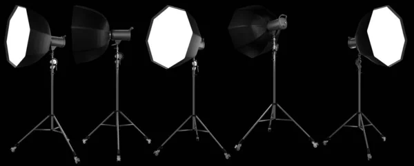 Fotoğraf stüdyosunun ışıklandırması siyah üzerine izole edilmiş flaş ve softbox ile duruyor.. — Stok fotoğraf