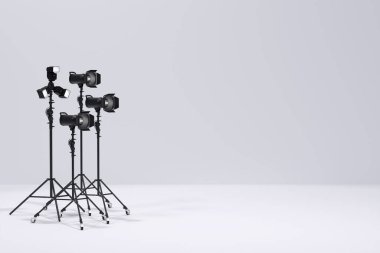 Fotoğraf stüdyosu flaşı beyaz arka planda perdeli bir aydınlatma tezgahında. Monobloc ya da monolight gibi profesyonel ekipmanların 3B görüntülenmesi ve çizimi