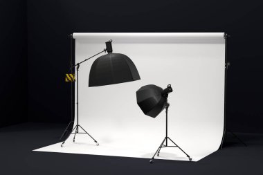 Arkaplanda profesyonel ışıklandırma ekipmanları ve fotokopi alanı olan 3D fotoğraf stüdyosu.