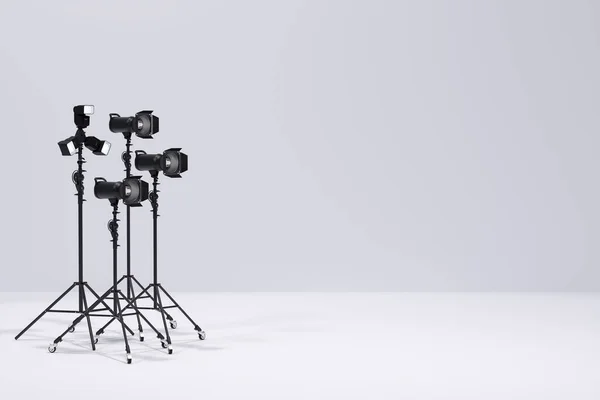 摄影演播室闪现在灯台上 白色背景与窗帘隔离 专业设备如单层或单层设备的3D渲染和说明 — 图库照片