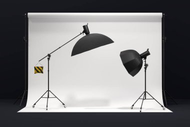 Arkaplanda profesyonel ışıklandırma ekipmanları ve fotokopi alanı olan 3D fotoğraf stüdyosu.