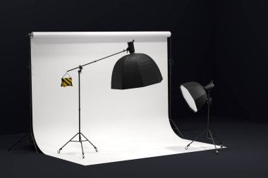 Arkaplanda profesyonel ışıklandırma ekipmanları ve fotokopi alanı olan 3D fotoğraf stüdyosu.