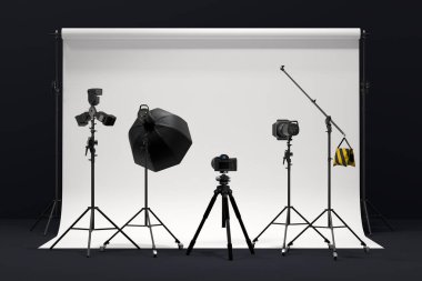 Arkaplanda profesyonel ışıklandırma ekipmanları ve fotokopi alanı olan 3D fotoğraf stüdyosu.