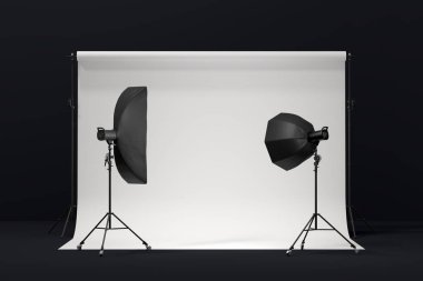 Arkaplanda profesyonel ışıklandırma ekipmanları ve fotokopi alanı olan 3D fotoğraf stüdyosu.
