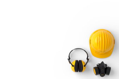 Beyaz arka planda onarım ve kurulum için bir set inşaat giysisi