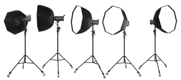 Soportes de iluminación de estudio fotográfico con flash y octobox aislados en el blanco. —  Fotos de Stock