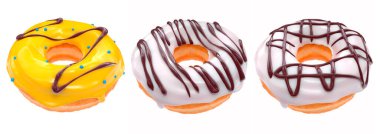 Beyaz arka planda serpiştirilmiş jöleli çörekler.