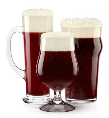 Beyaz arka planda balonlu köpüklü taze bira bardakları..