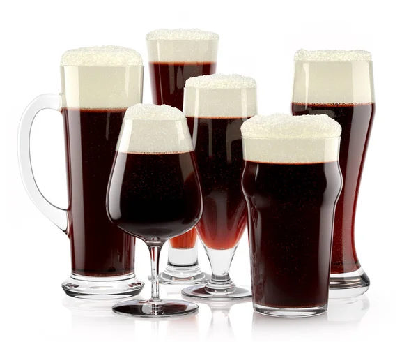 Set van verse stout bierglazen met schuim geïsoleerd op witte achtergrond. — Stockfoto