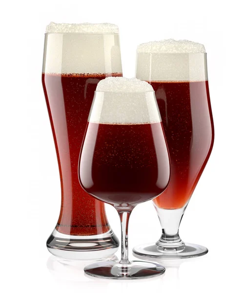Sada čerstvých silných sklenic na pivo s bublinkovou pěnou izolovanou na bílém pozadí. — Stock fotografie