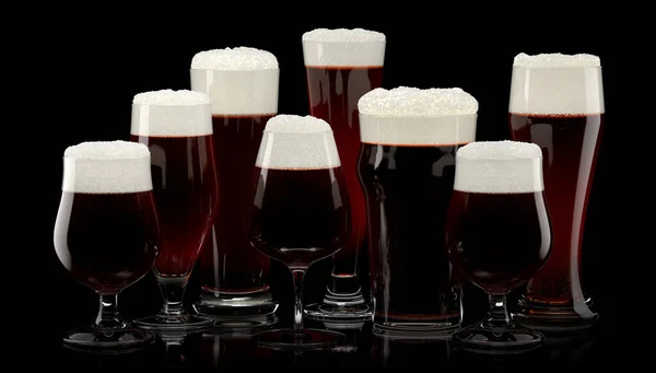 Set von frisch gezapften Biergläsern mit Blasenschaum isoliert auf schwarzem Hintergrund. — Stockfoto
