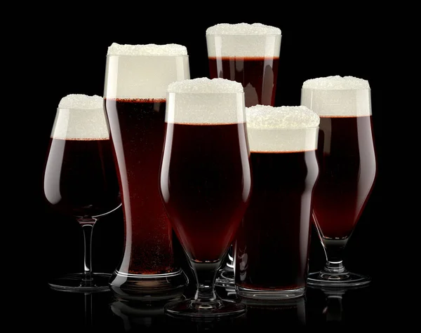 Uppsättning färska utkast öl glas med bubbla skum isolerad på svart bakgrund. — Stockfoto