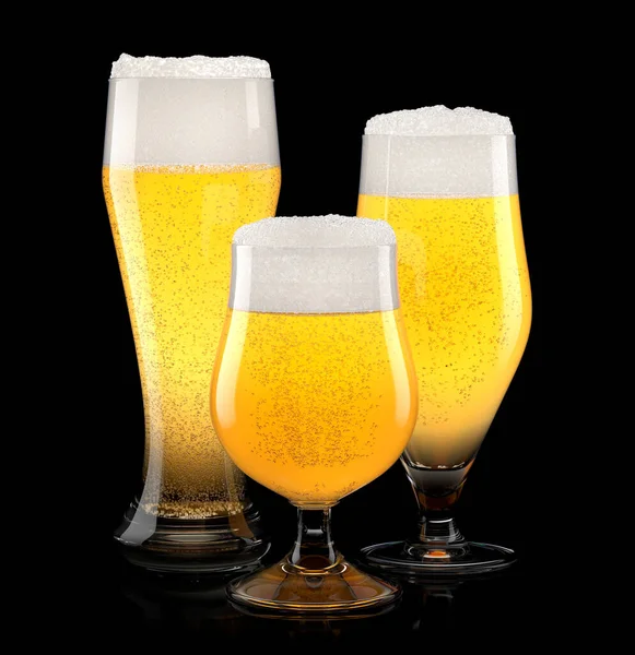 Set de vasos de cerveza ligera fresca con espuma de burbuja aislada sobre fondo negro. — Foto de Stock