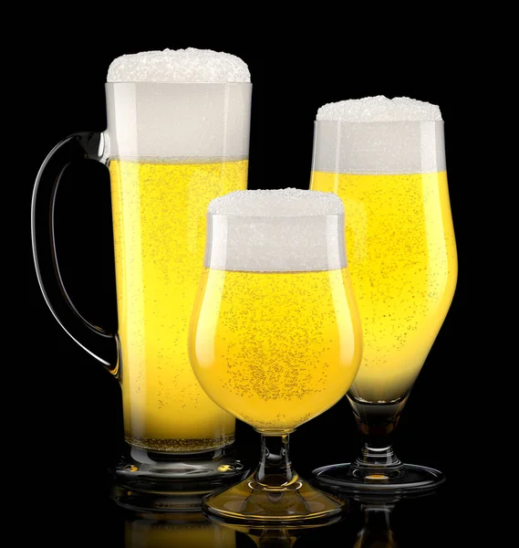 Set de vasos de cerveza ligera fresca con espuma de burbuja aislada sobre fondo negro. — Foto de Stock