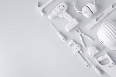 Beyaz üzerinde onarım ve kurulum için monokrom inşaat araçlarının üst görünümü