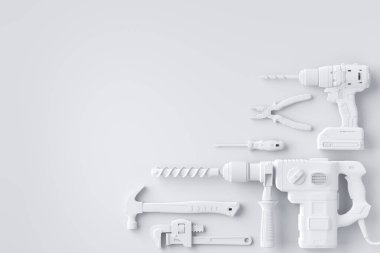 Beyaz üzerinde onarım ve kurulum için monokrom inşaat araçlarının üst görünümü