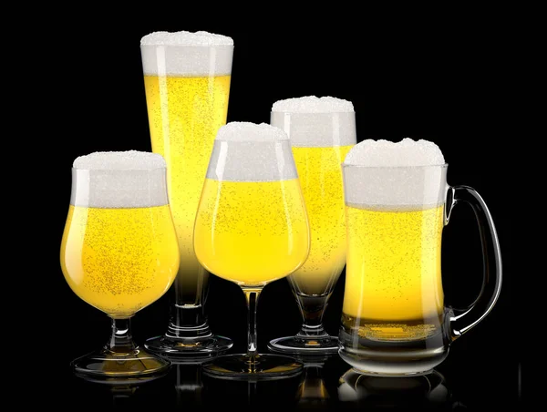 Set di bicchieri di birra luce fresca con schiuma di bolla isolato su sfondo nero. — Foto Stock