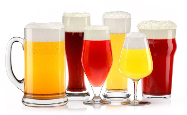Zestaw świeżych różnych szklanek piwnych z pianą bąbelkową na białym tle. — Zdjęcie stockowe