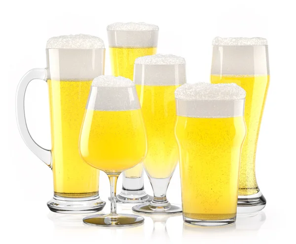 Conjunto de copos de cerveja leves frescos com espuma de bolha isolada no fundo branco. — Fotografia de Stock