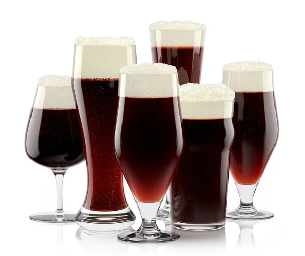 Set di bicchieri di birra robusti freschi con schiuma di bolla isolata su sfondo bianco. — Foto Stock