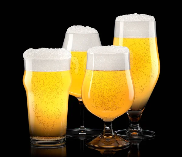 Sada svěžích sklenic na pivo s bublinkovou pěnou izolovanou na černém pozadí. — Stock fotografie