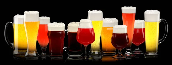 Set of fresh different beer glasses with bubble froth on black background. — Stock Photo, Image