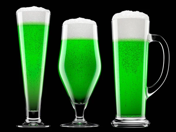 Conjunto de cerveja verde fresca em diferentes canecas com espuma de bolha isolada em preto. — Fotografia de Stock