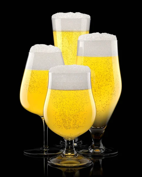 Set de vasos de cerveza corpulentos frescos con espuma de burbuja aislada sobre fondo negro. — Foto de Stock