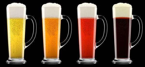 Set de vasos de cerveza fresca con espuma de burbuja aislada sobre fondo negro. — Foto de Stock