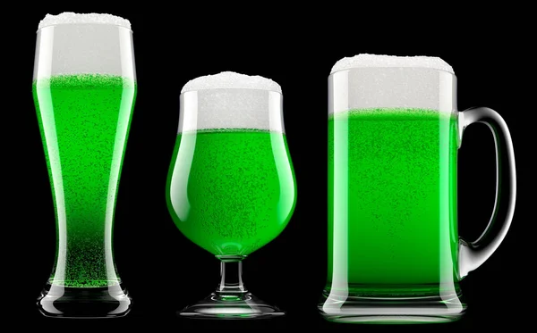 Σετ φρέσκιας πράσινης μπύρας σε διάφορες κούπες με αφρό φυσαλίδων που απομονώνονται σε μαύρο. — Φωτογραφία Αρχείου