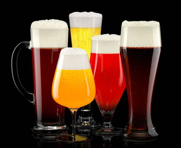 Zestaw świeżych różnych szklanek piwnych z pianą bąbelkową na czarnym tle. — Zdjęcie stockowe