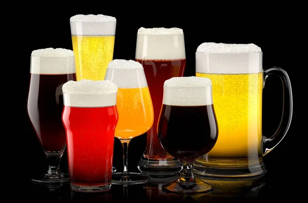 Set von frischen verschiedenen Biergläsern mit Blasenschaum auf schwarzem Hintergrund. — Stockfoto