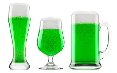 Farklı kupalarda taze yeşil bira seti ve beyaz köpüklü..