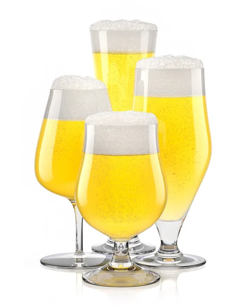 Zestaw świeżych jasnych szklanek piwnych z pianą bąbelkową izolowanych na białym tle. — Zdjęcie stockowe