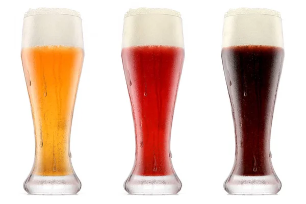 Conjunto de copos de cerveja fresca com espuma de bolha isolada no fundo branco. — Fotografia de Stock