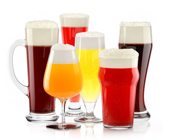 Set van verse verschillende bierglazen met schuim op witte achtergrond. — Stockfoto
