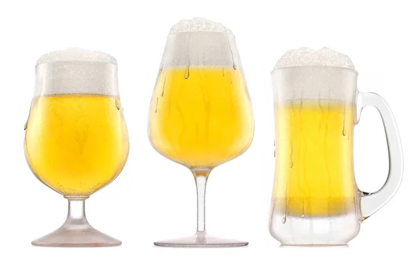 Set van vers bier in verschillende mokken met schuimrubber geïsoleerd op wit. — Stockfoto